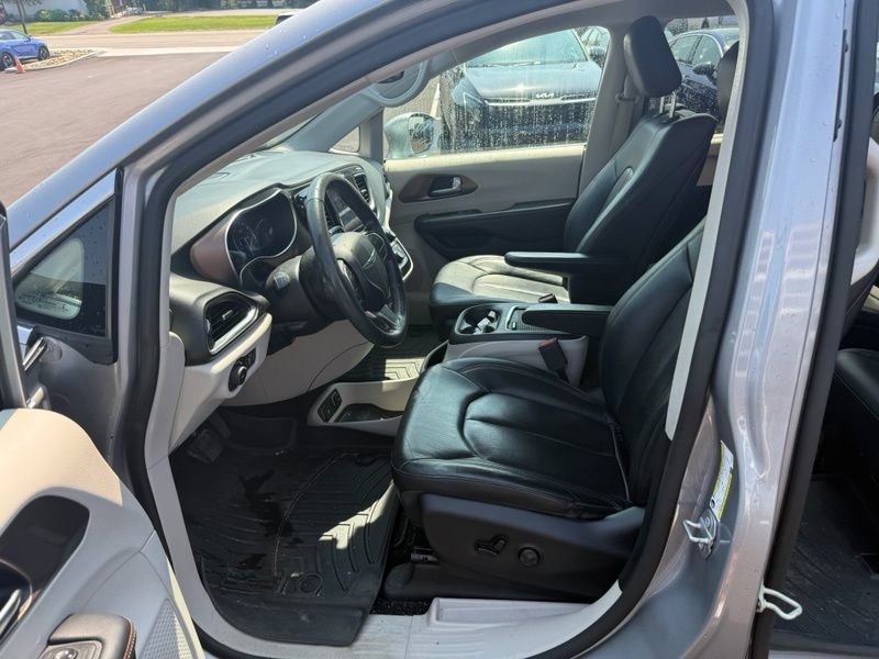 Used 2019 Chrysler Pacifica Touring-L Plus FWD image 9