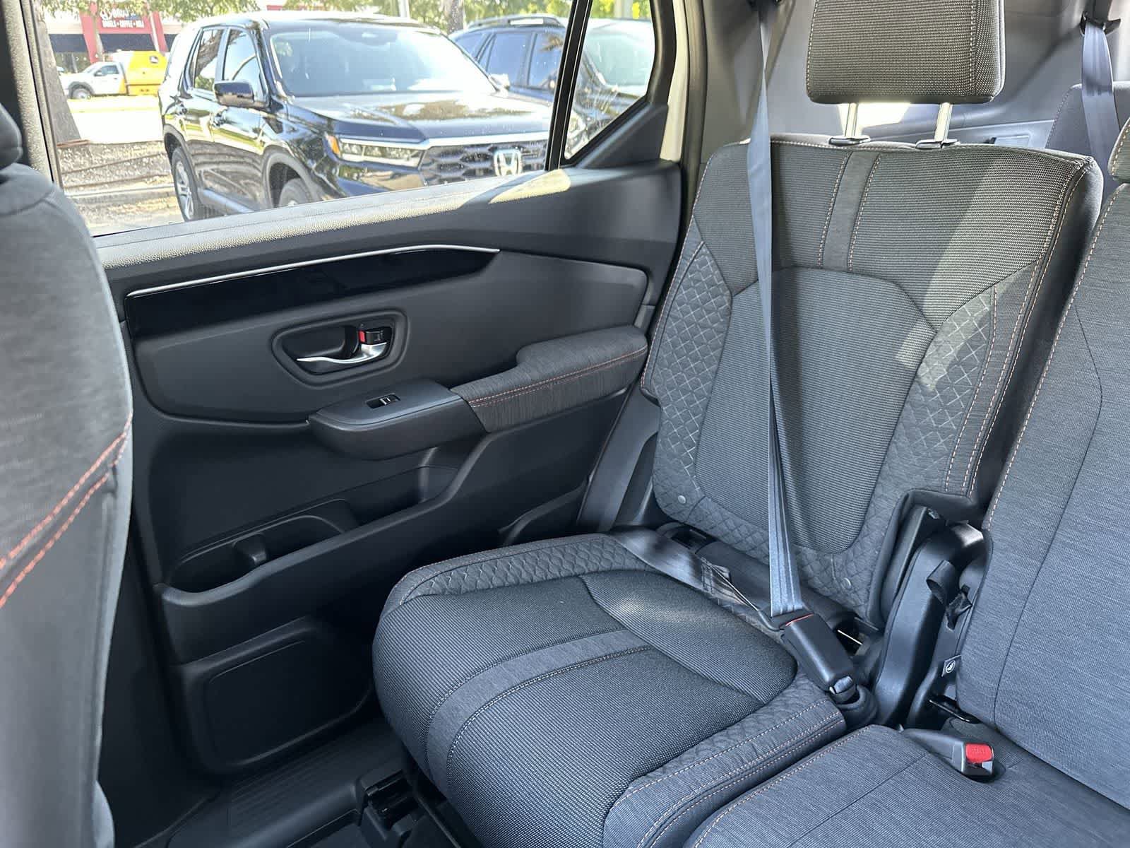 Used 2023 Honda Pilot Sport image 13
