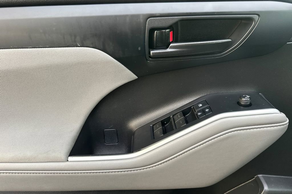 Used 2022 Toyota Highlander LE image 11