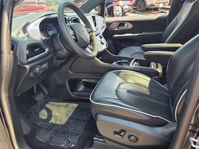 Used 2026 Chrysler Pacifica Limited w/ S Appearance Package FWD image 16