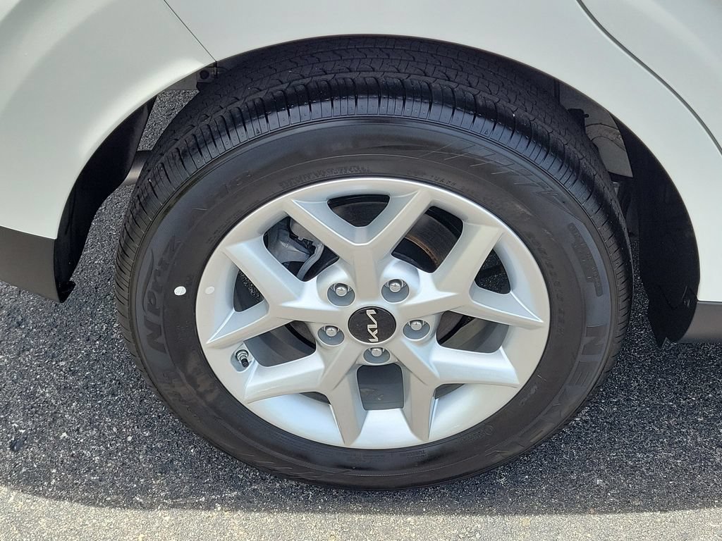 Used 2025 Kia Soul LX w/ LX Technology Package FWD image 7