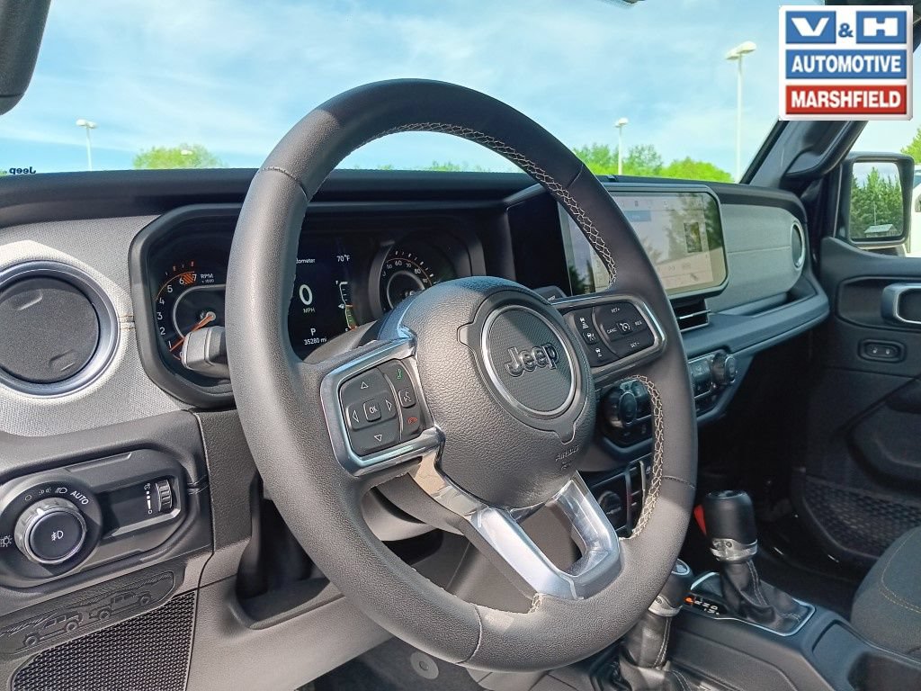 Used 2025 Jeep Wrangler Unlimited Sahara AWD/4WD image 15