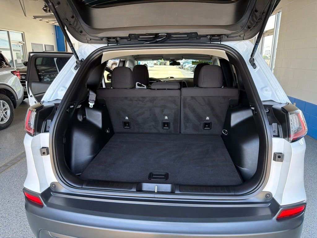 Used 2020 Jeep Cherokee Latitude w/ Cold Weather Group FWD image 11