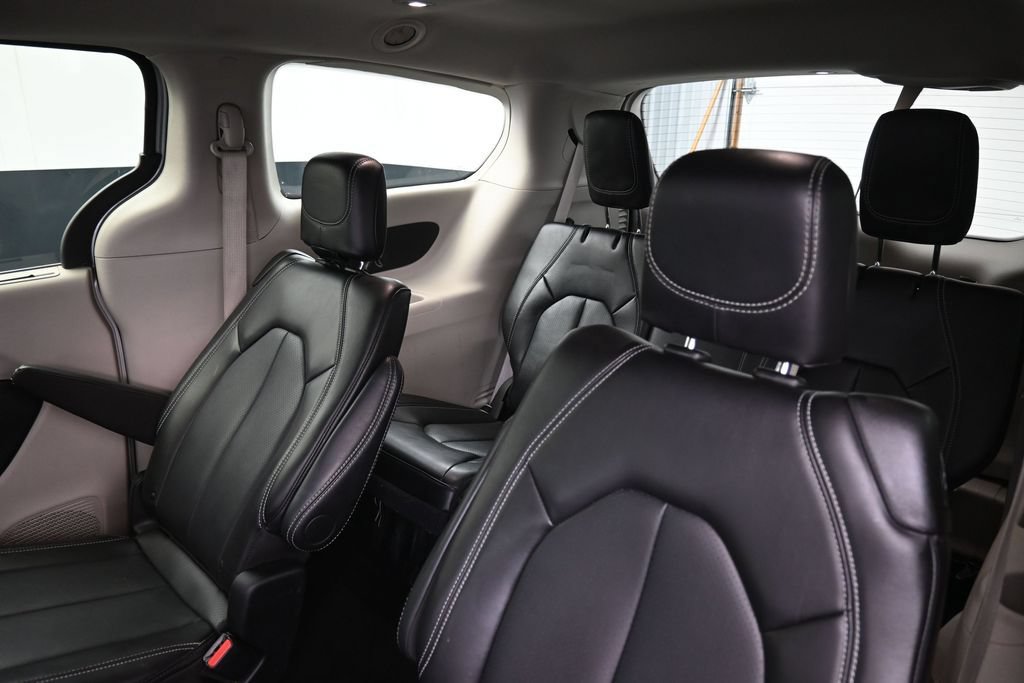 Used 2024 Chrysler Pacifica Touring-L FWD image 11