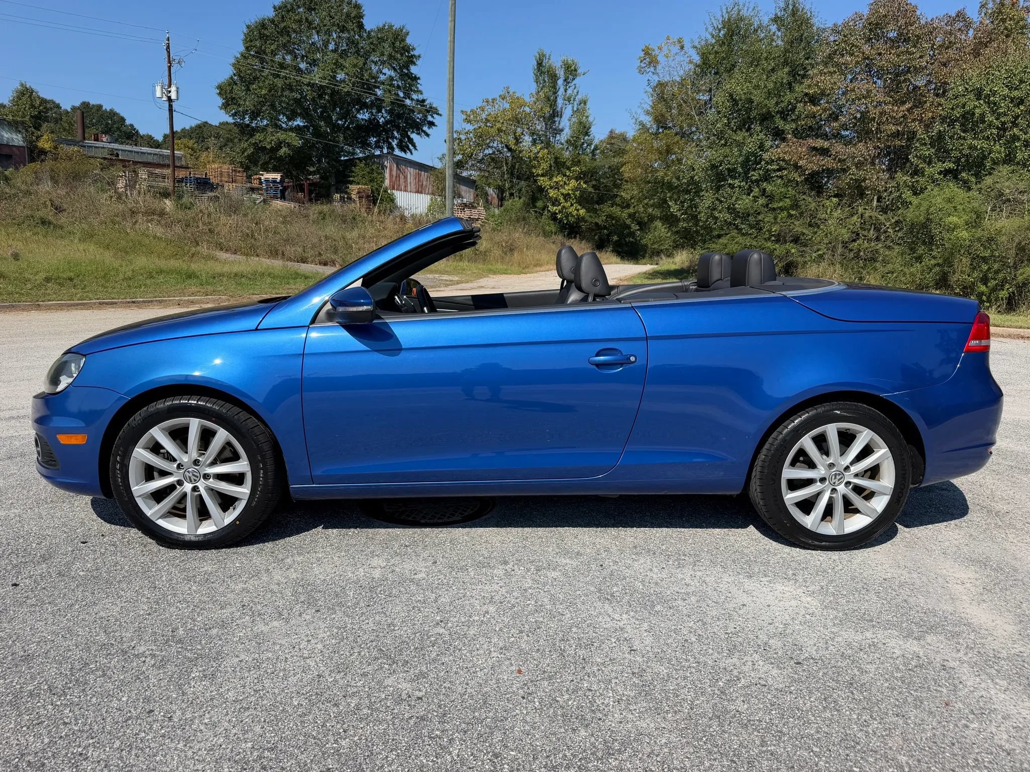 Used 2012 Volkswagen Eos Komfort FWD image 2