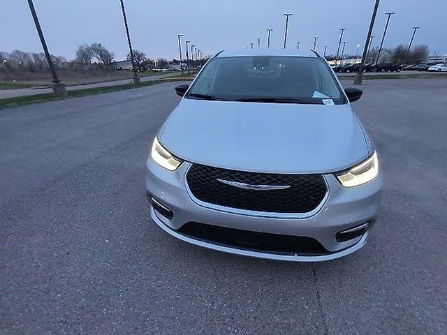 Used 2024 Chrysler Pacifica Touring-L image 15