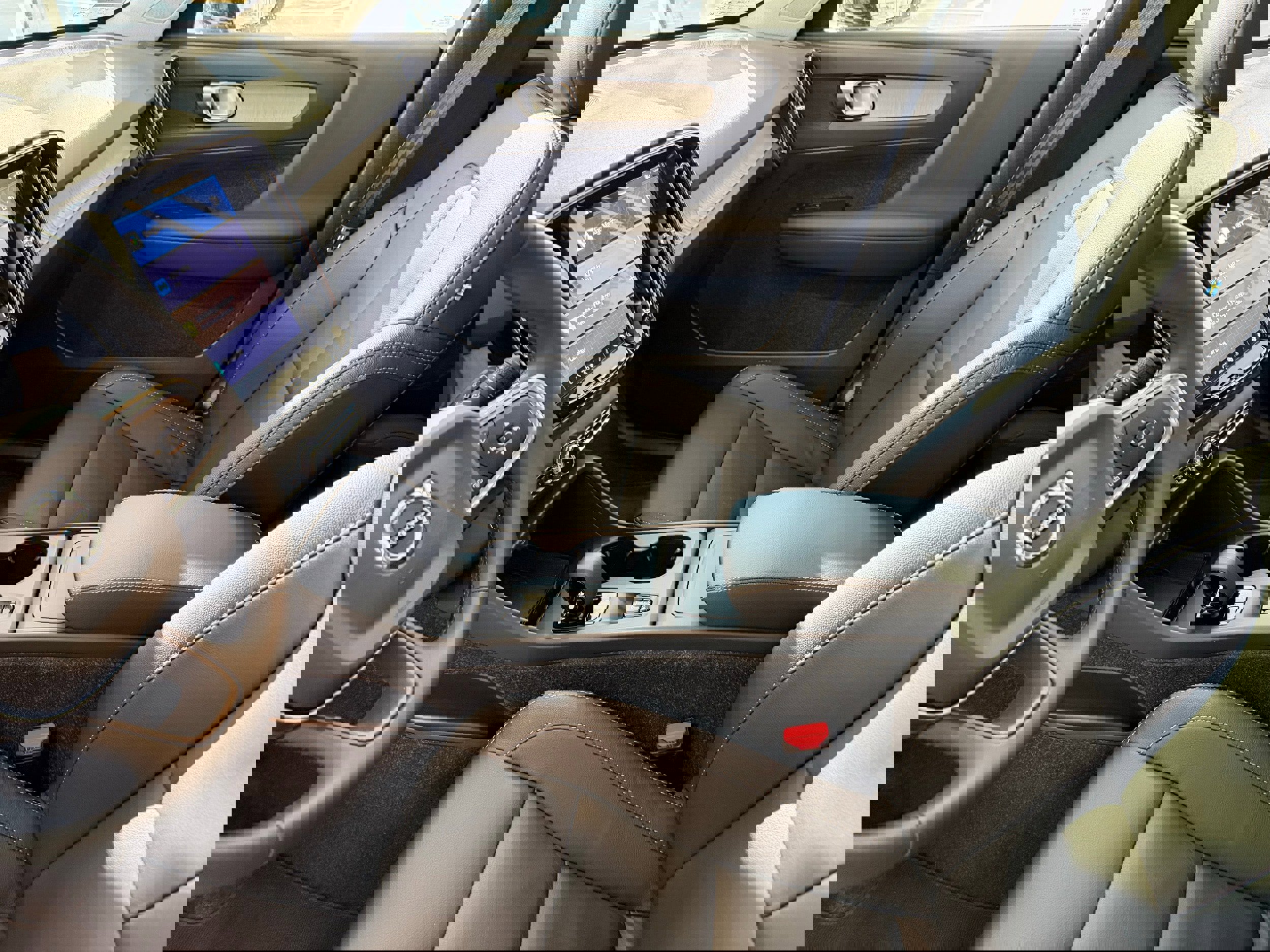 Certified 2025 Volvo XC40 B5 Core w/ Protection Package Premier image 15