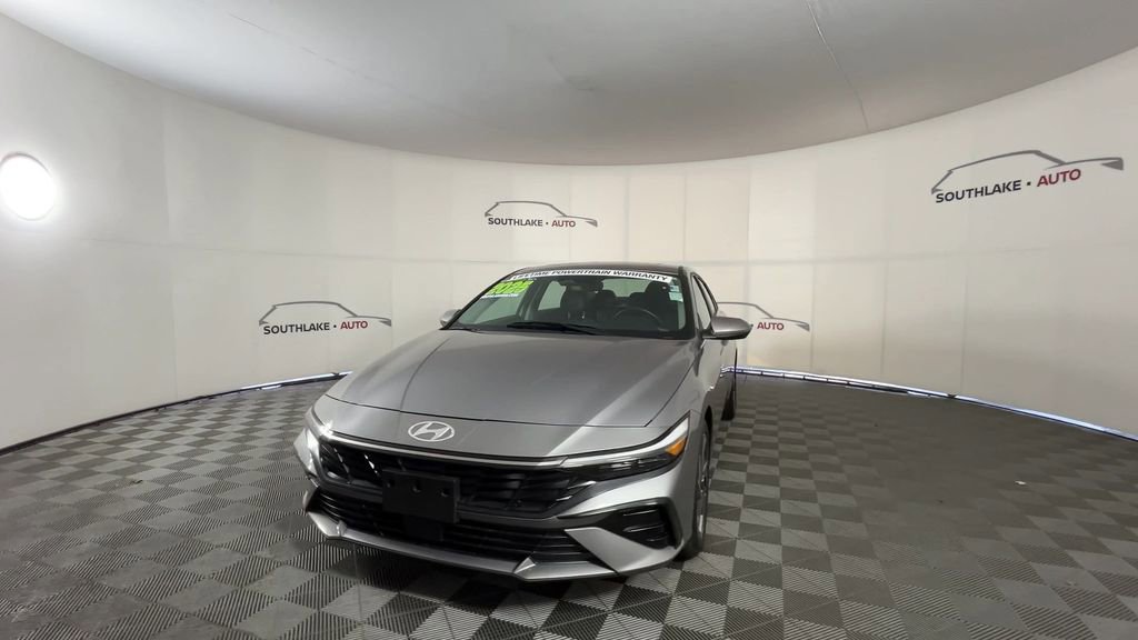 Used 2025 Hyundai Elantra Limited FWD image 3