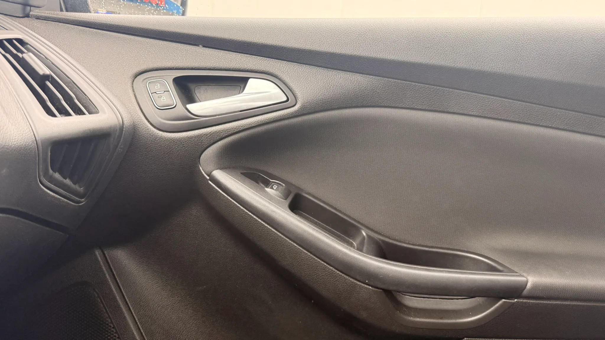 Used 2016 Ford Focus SE FWD image 25