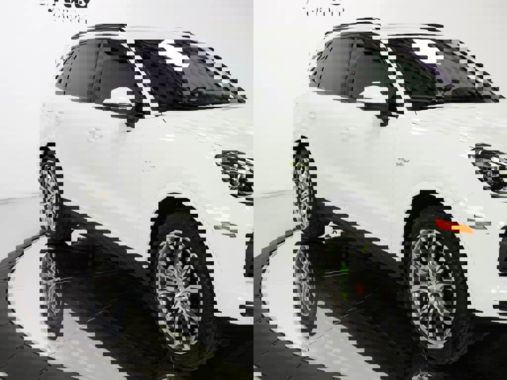 Used 2023 Porsche Cayenne Platinum Edition image 13