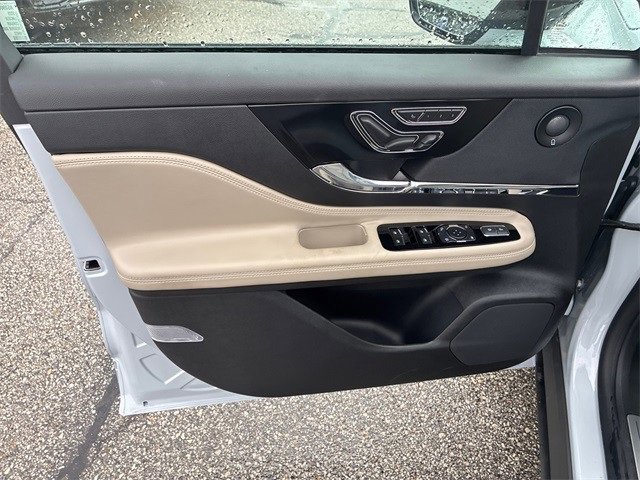 New 2025 Lincoln Corsair Reserve w/ Equipment Group 202A image 24