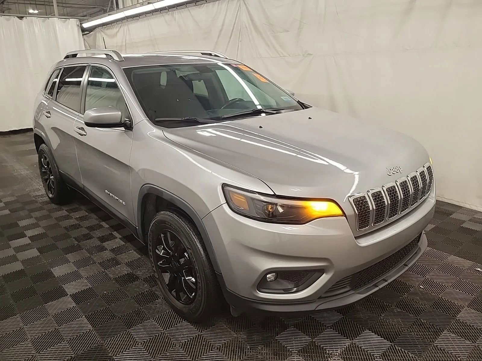 Used 2019 Jeep Cherokee Latitude w/ Cold Weather Group image 1