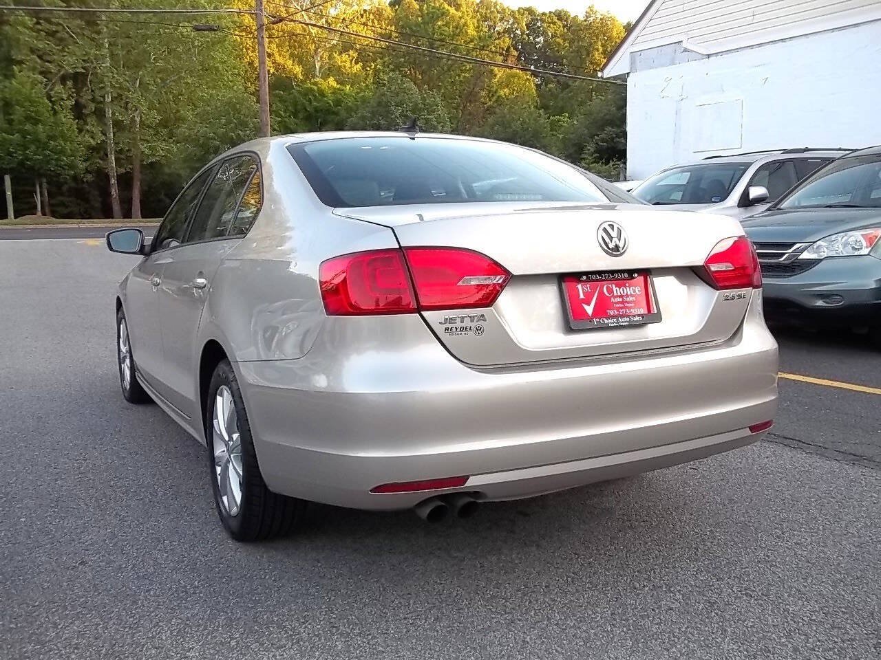Used 2012 Volkswagen Jetta SE FWD image 2