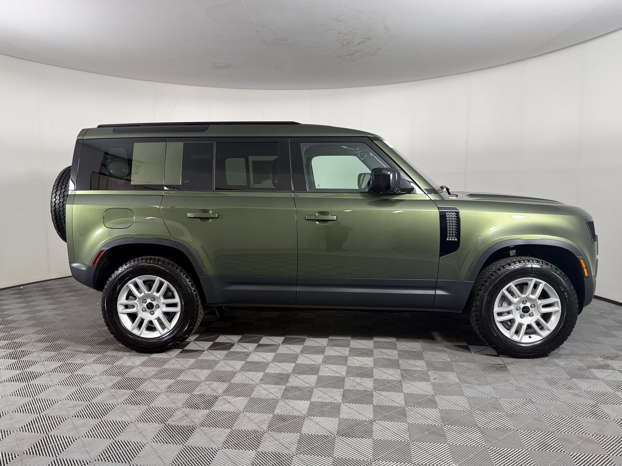 New 2026 Land Rover Defender 110 S AWD/4WD image 8