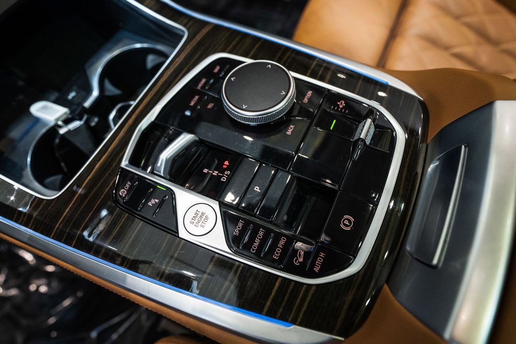 Used 2024 BMW X7 xDrive40i w/ Parking Assistance Package image 20