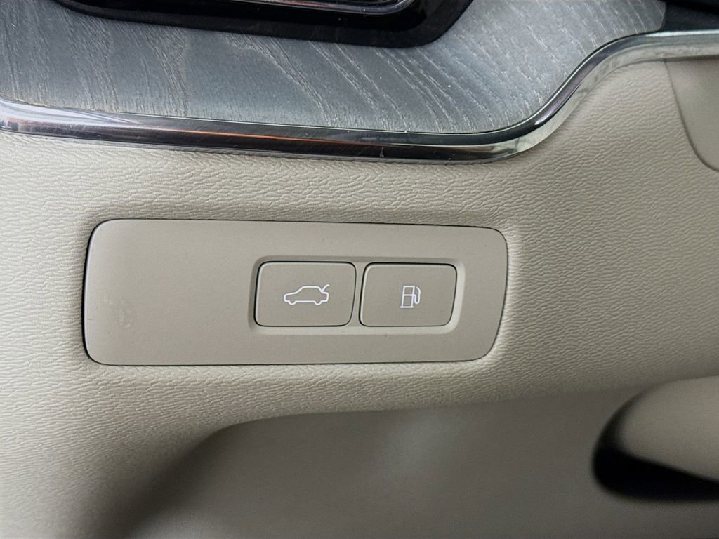 Used 2025 Volvo XC60 T8 Ultra w/ Protection Package Premier image 11