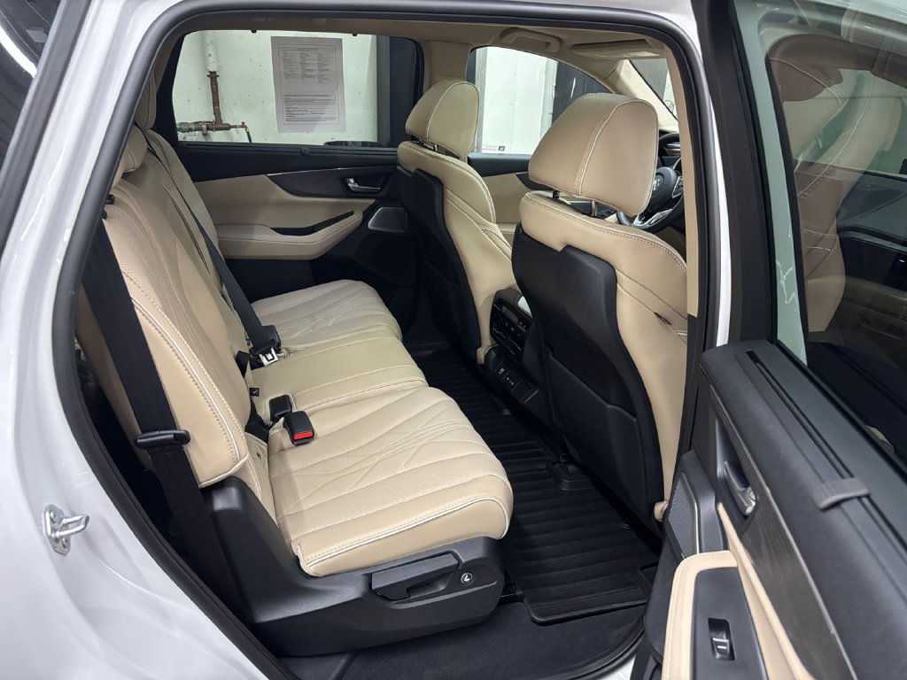 Certified 2026 Acura MDX w/ Advance Package AWD/4WD image 18