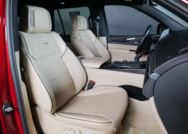 Used 2024 Cadillac Escalade Premium Luxury image 3