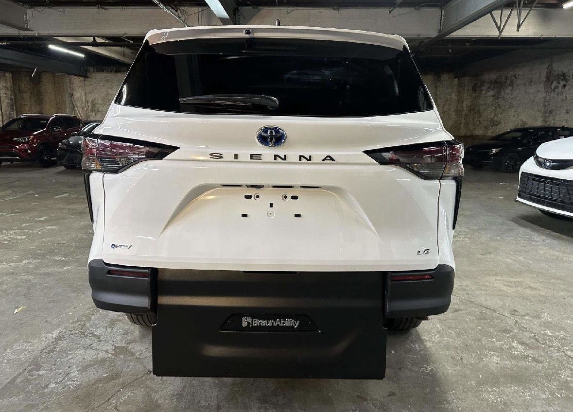 Used 2025 Toyota Sienna LE image 3