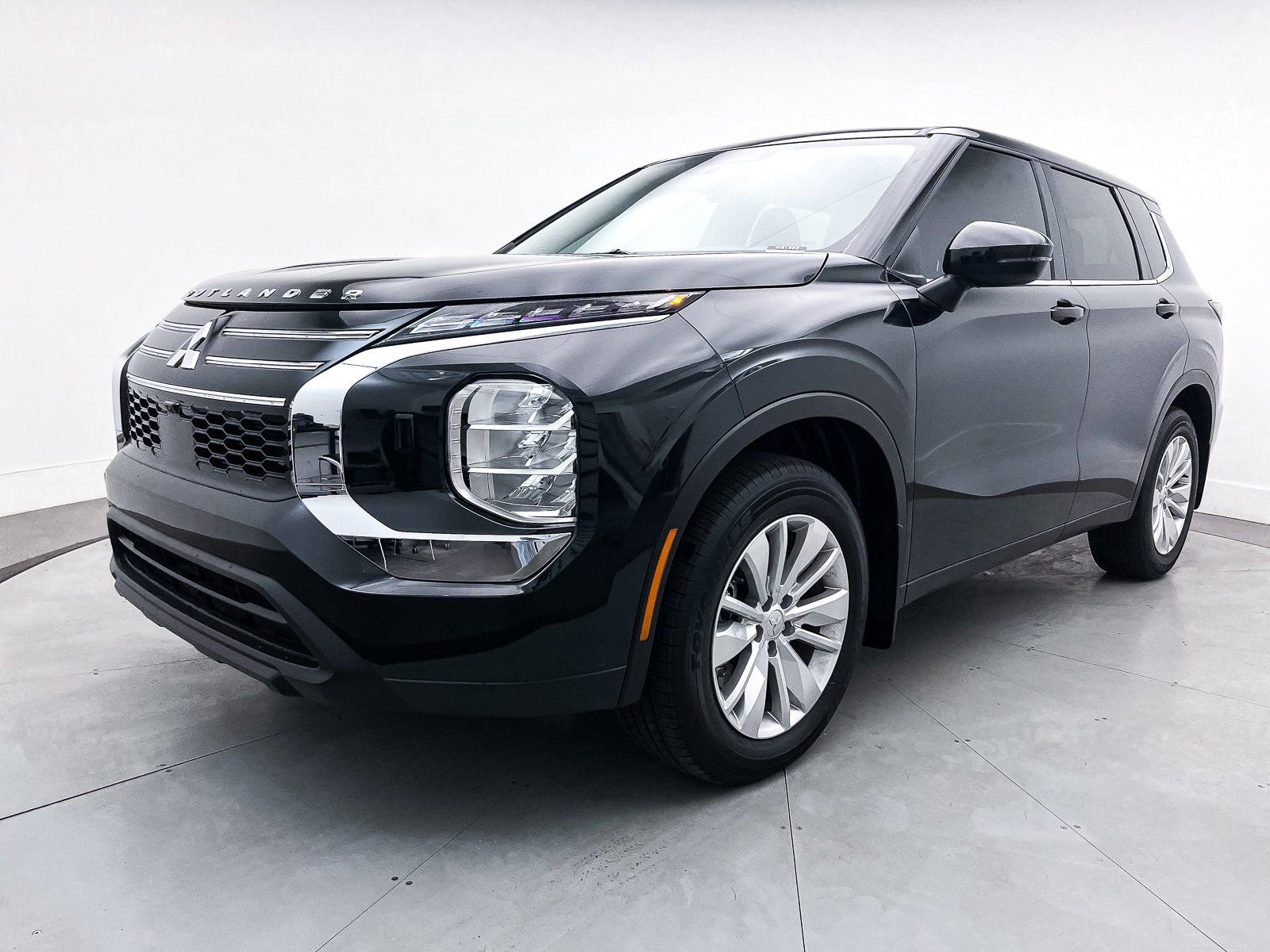 New 2025 Mitsubishi Outlander ES image 3
