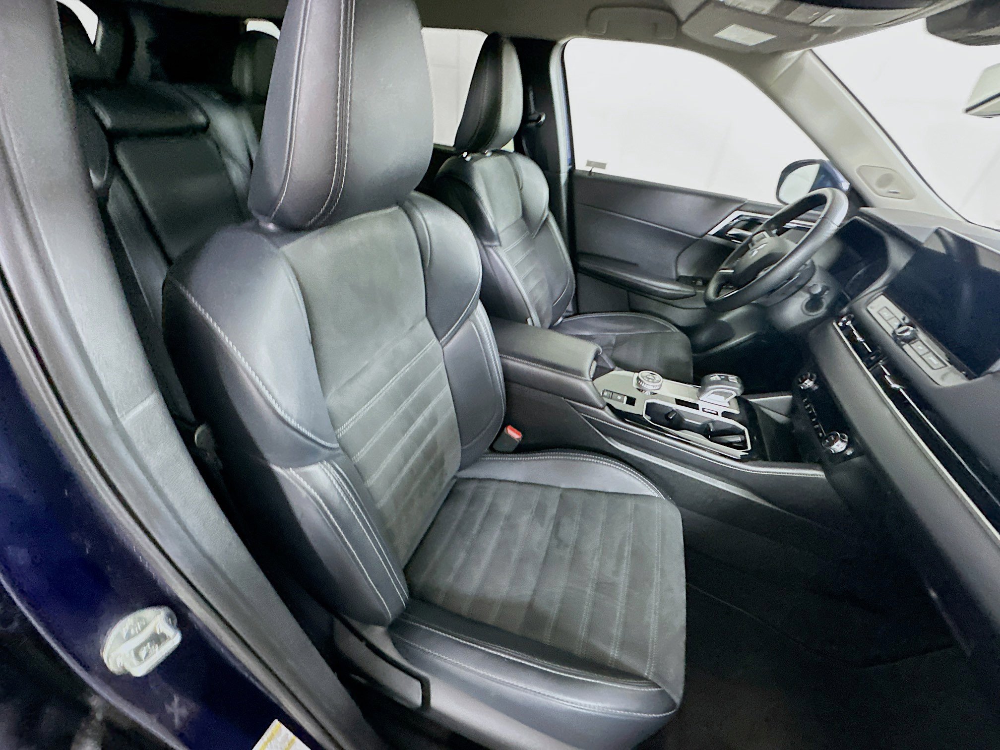Used 2025 Mitsubishi Outlander SE FWD image 32