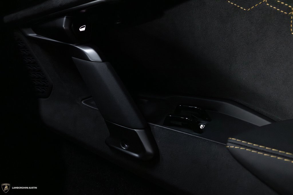 Used 2025 Lamborghini Revuelto image 40
