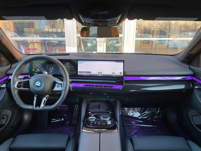 Used 2025 BMW 550e xDrive w/ Premium Package image 41