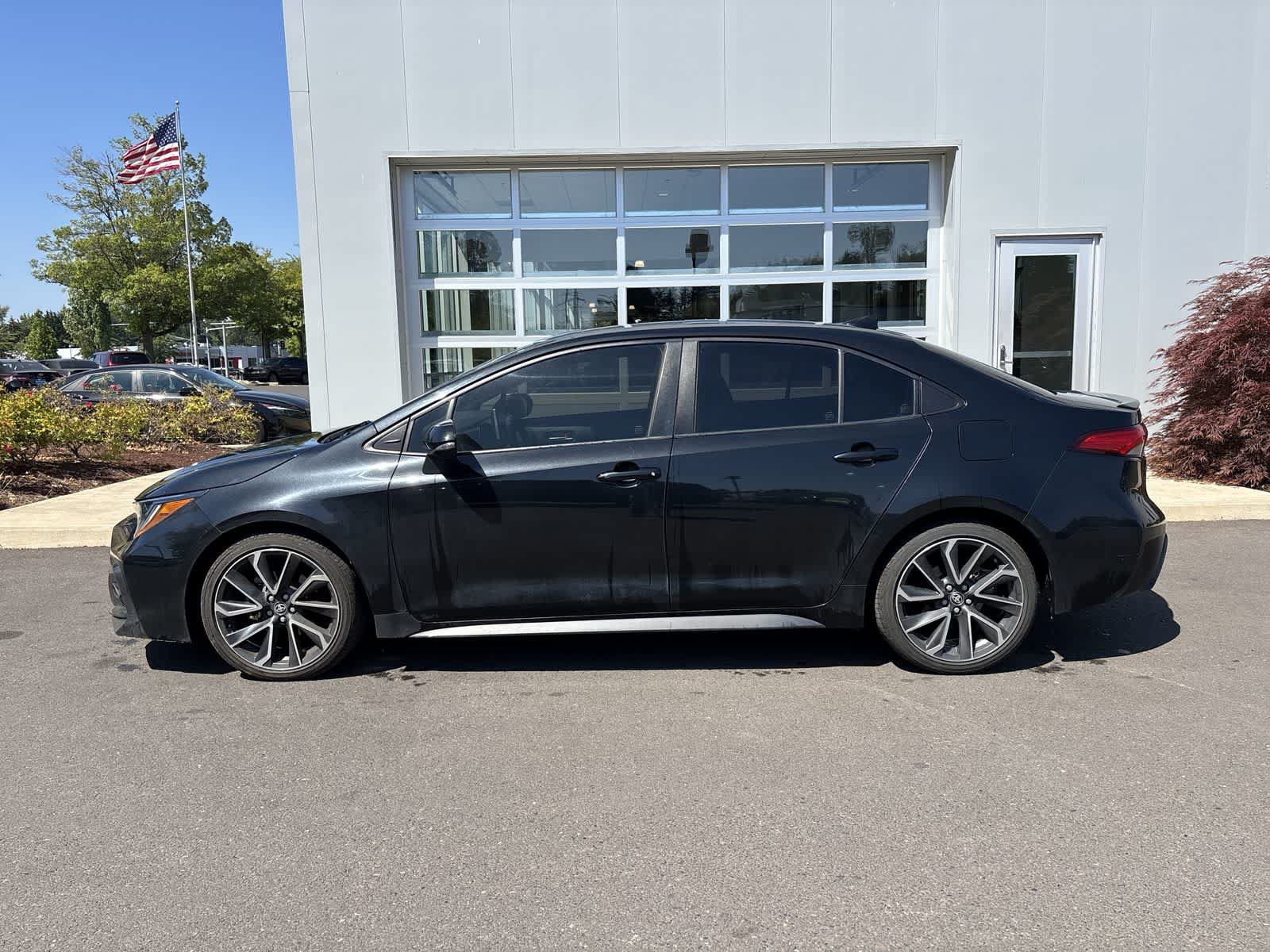 Used 2020 Toyota Corolla XSE FWD image 2