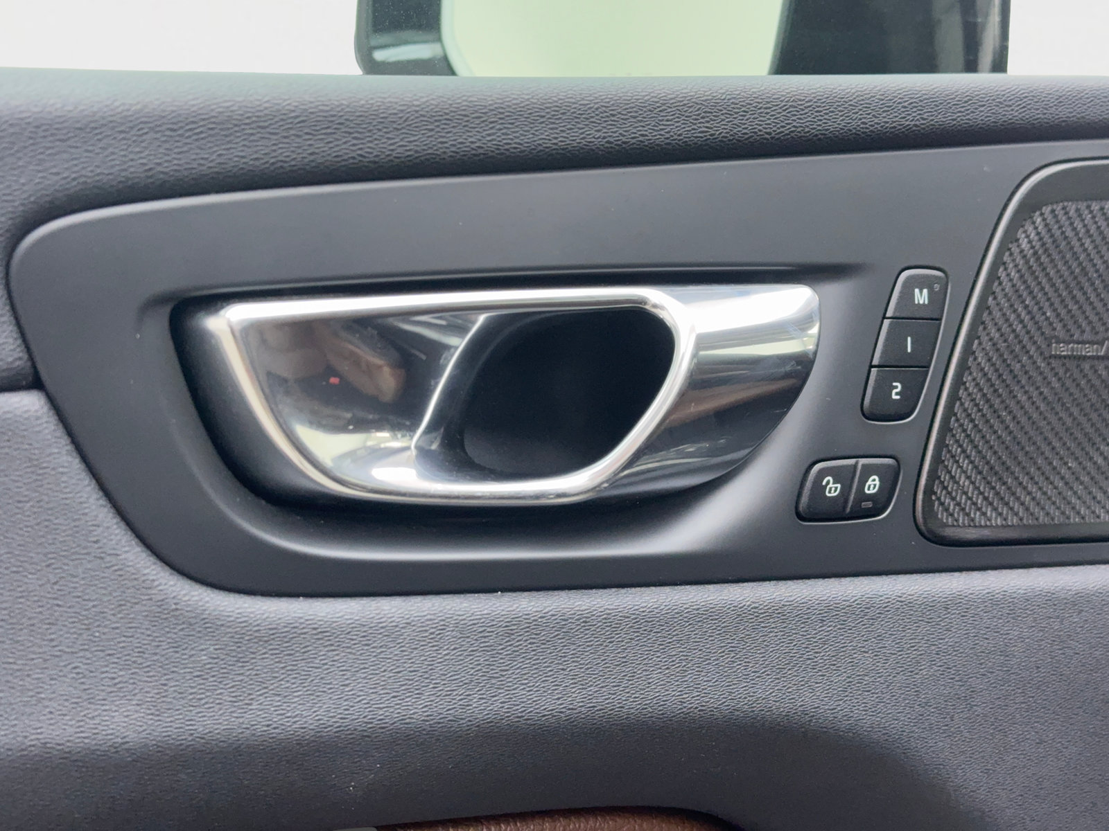 Used 2019 Volvo XC60 T5 Momentum w/ Multimedia Package FWD image 22