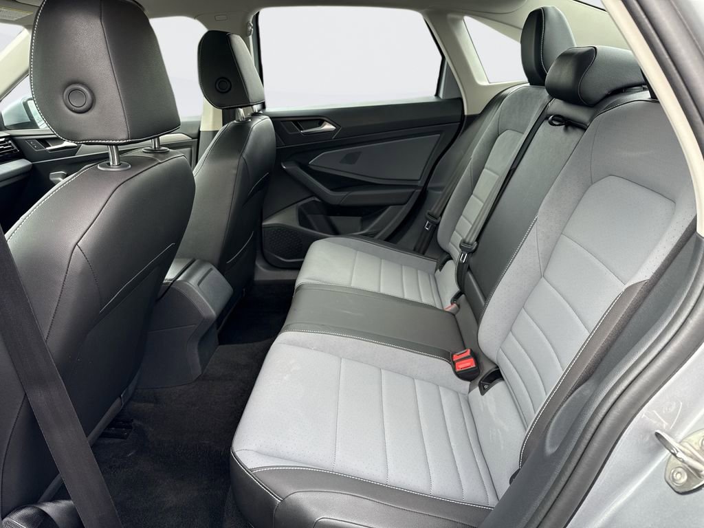 Used 2025 Volkswagen Jetta SE image 24