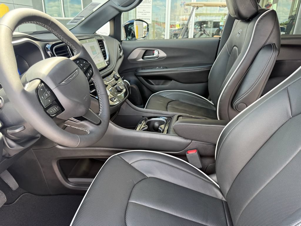 New 2027 Chrysler Pacifica Limited FWD image 4