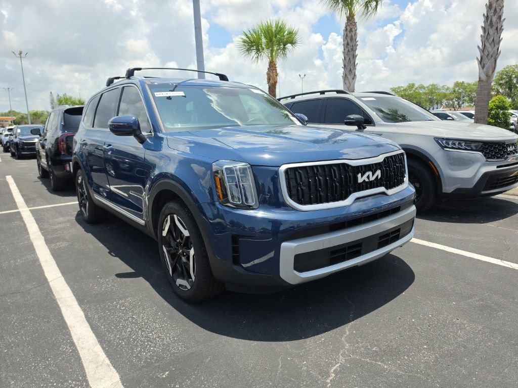 Certified 2024 Kia Telluride EX w/ EX Captain's Chair Package AWD/4WD image 3