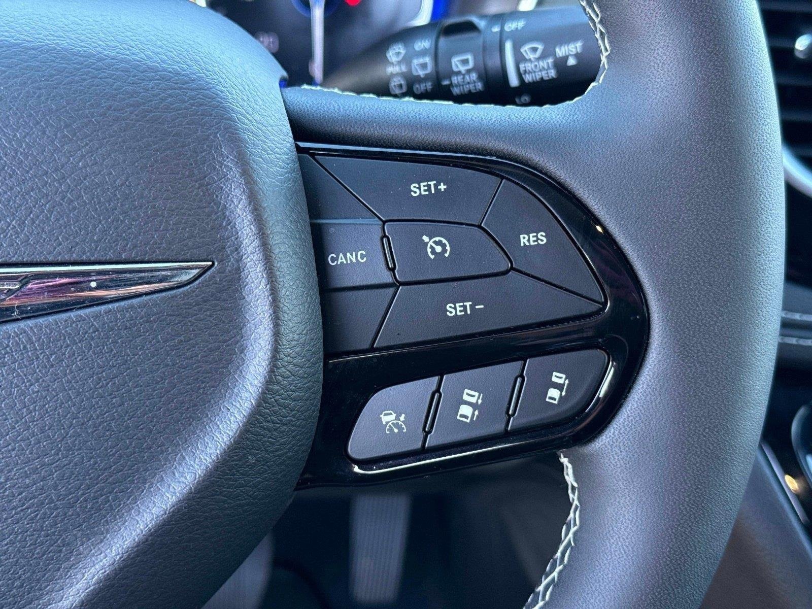 Used 2024 Chrysler Pacifica Limited w/ S Appearance Package image 29