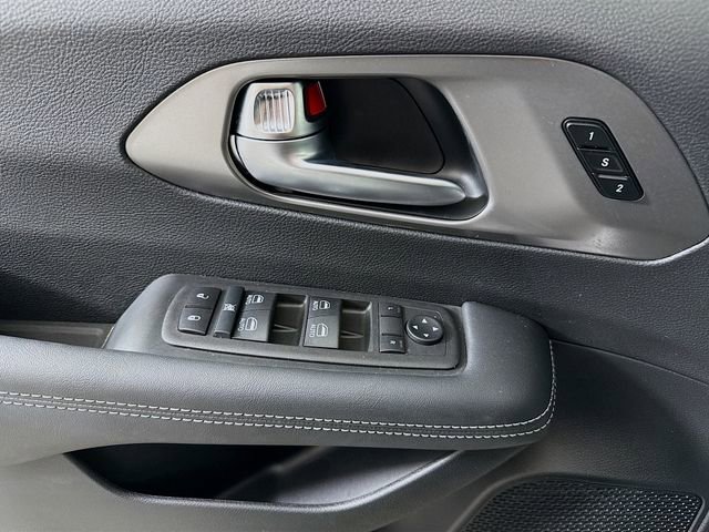 Used 2025 Chrysler Pacifica Select image 17