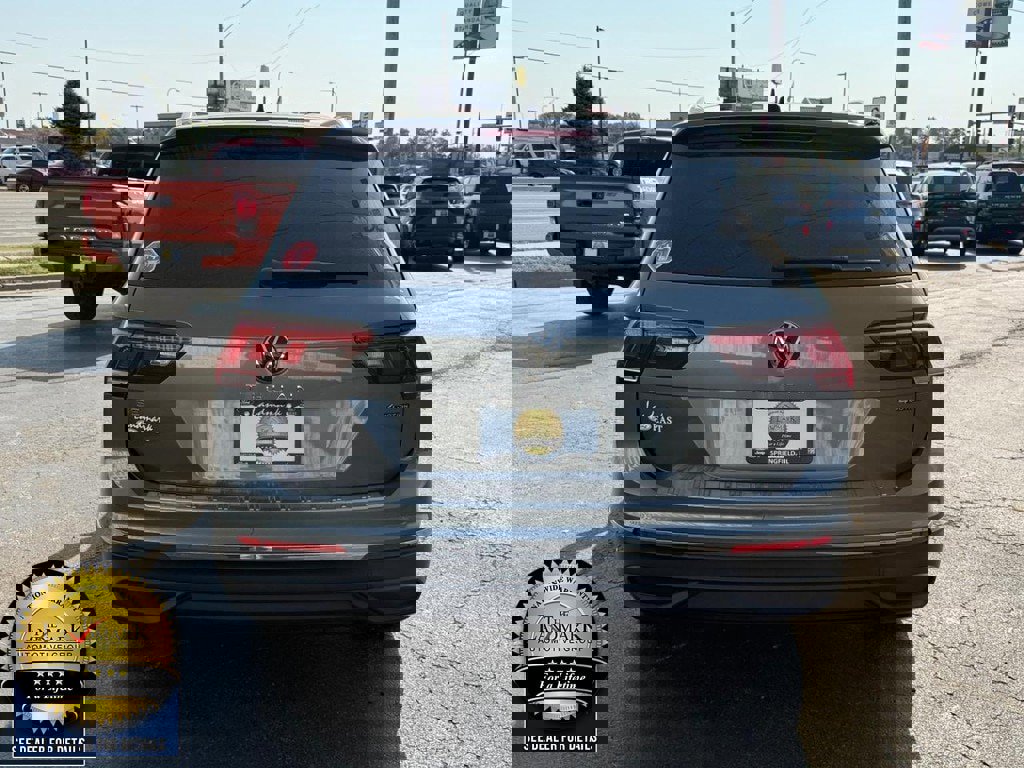 Used 2022 Volkswagen Tiguan SE w/ Panoramic Sunroof Package image 7