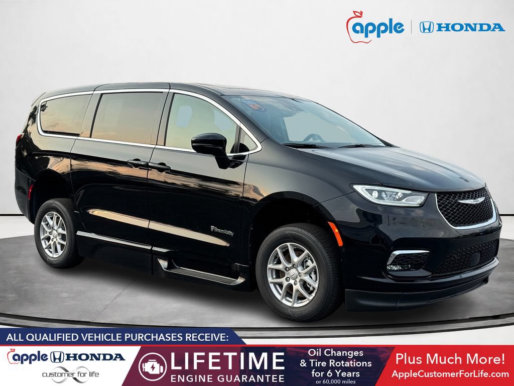 Used 2026 Chrysler Pacifica Select