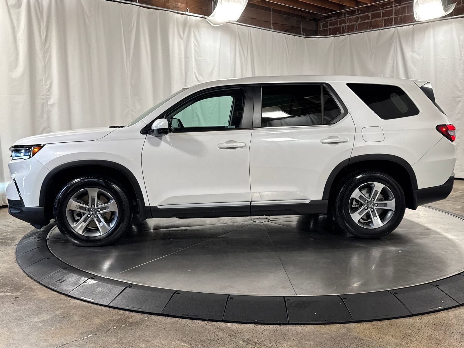 Used 2025 Honda Pilot EX-L image 8