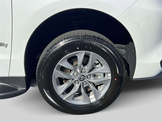 Used 2025 Toyota Sienna LE image 12