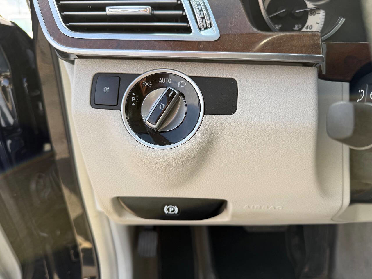 Used 2014 Mercedes-Benz E 550 4MATIC Sedan image 25