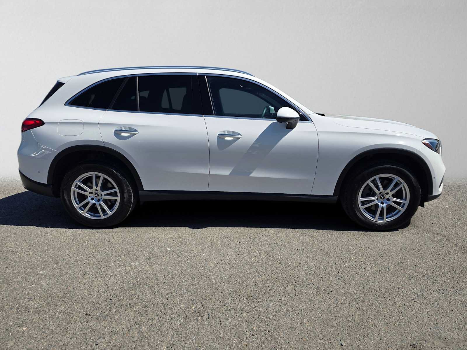 Used 2024 Mercedes-Benz GLC 300 4MATIC image 2