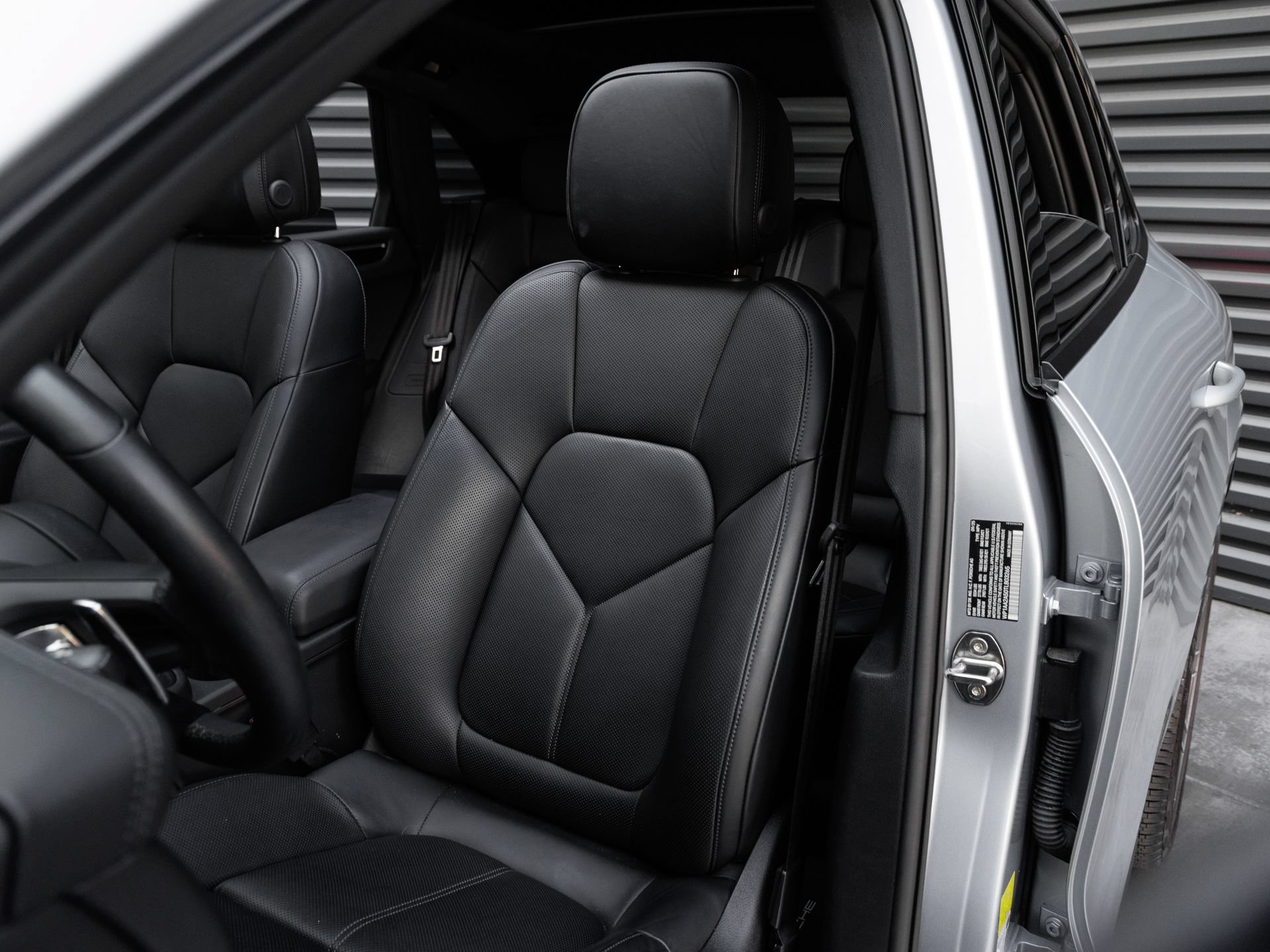 Certified 2026 Porsche Macan AWD/4WD image 5