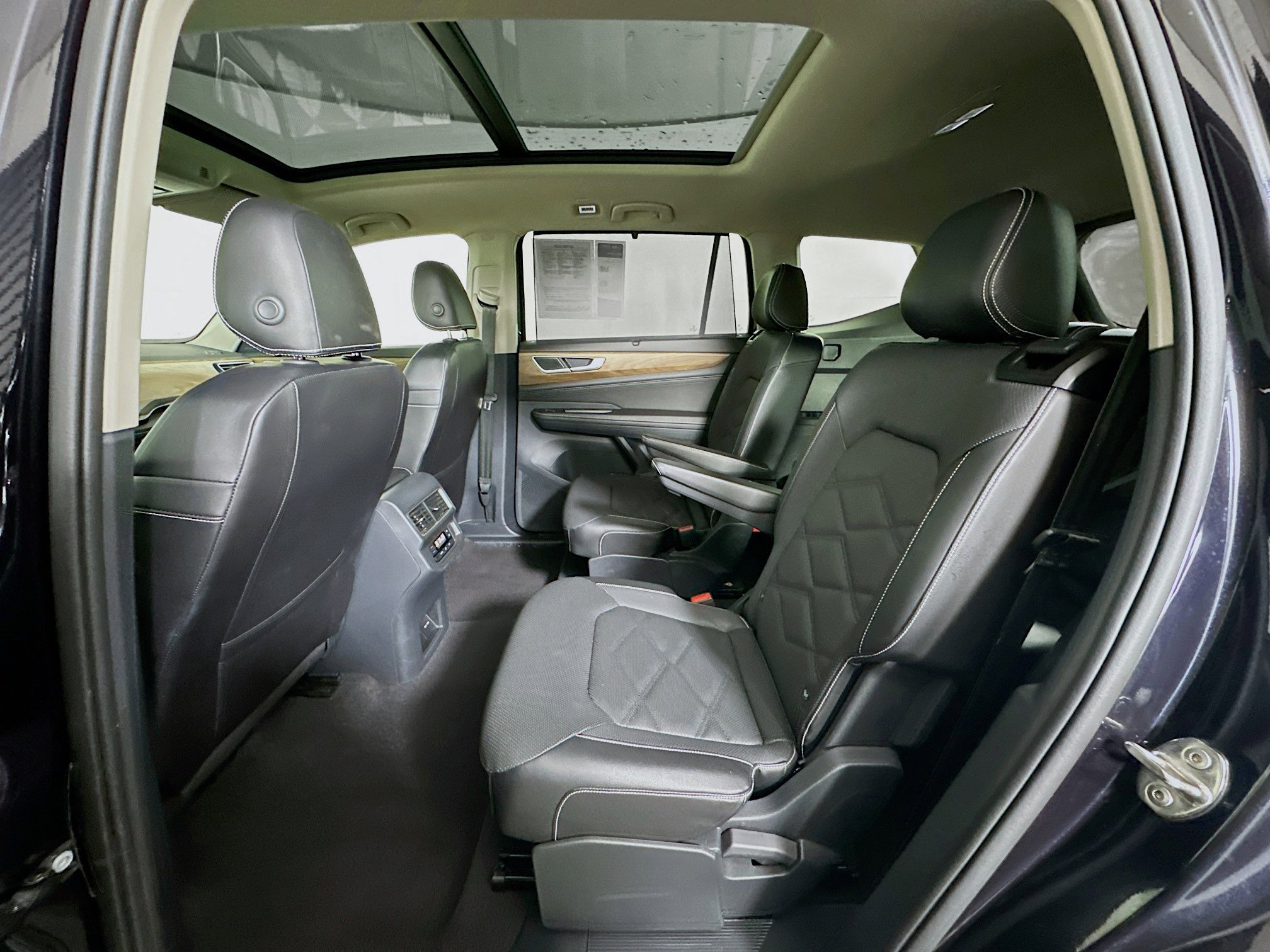 Used 2024 Volkswagen Atlas SE image 29