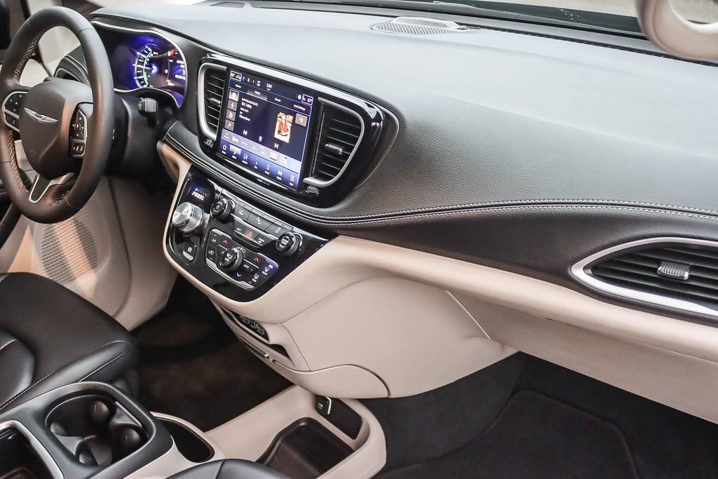 Used 2024 Chrysler Pacifica Select image 37