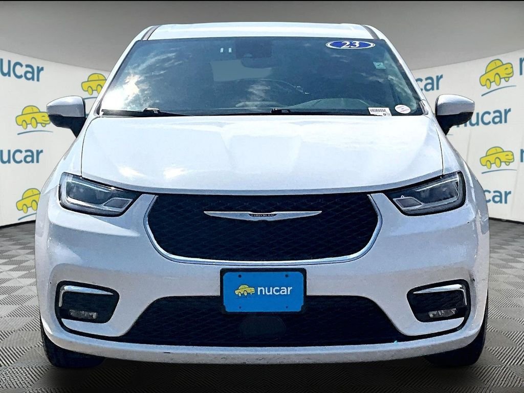 Used 2023 Chrysler Pacifica Touring-L FWD image 2