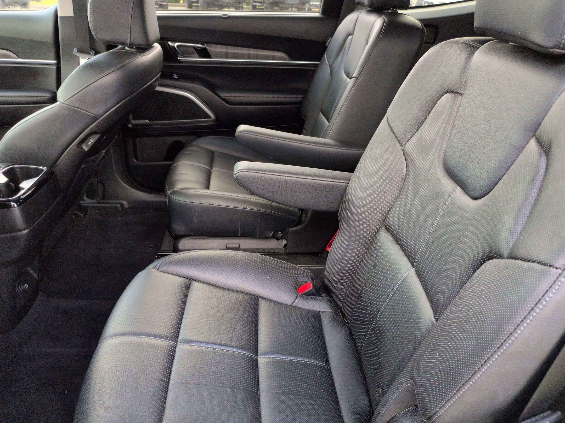 Used 2024 Kia Telluride EX w/ EX Captain's Chair Package FWD image 30