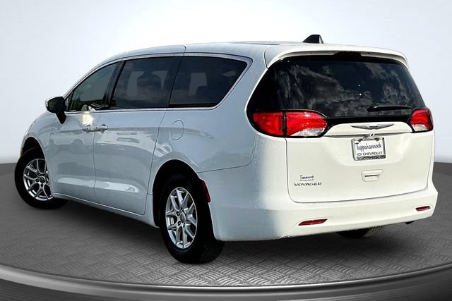 Used 2022 Chrysler Voyager LX FWD image 4