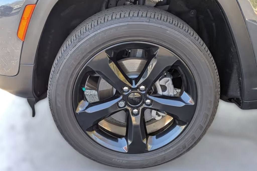 Used 2023 Jeep Grand Cherokee L Laredo image 9