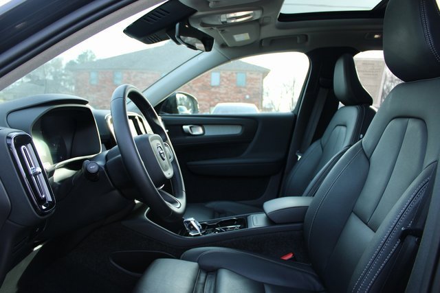 Used 2025 Volvo XC40 B5 Plus image 13