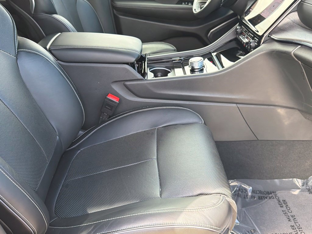 Used 2024 Jeep Grand Cherokee Overland RWD image 16