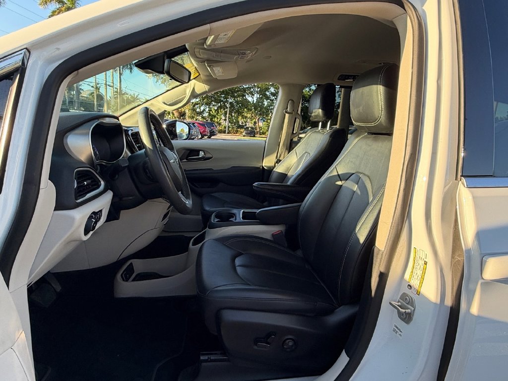 Used 2024 Chrysler Pacifica Touring-L FWD image 9